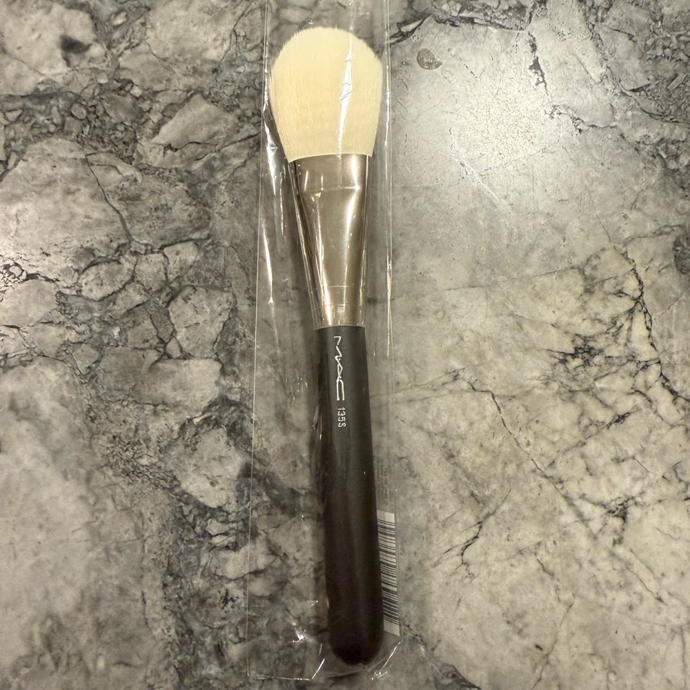 New MAC Cosmetics 135S Synthetic Large Flat Powder Brush